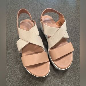 Sorel Women's Beige and Tan Sandals size 8- amazing condition - worn 2x